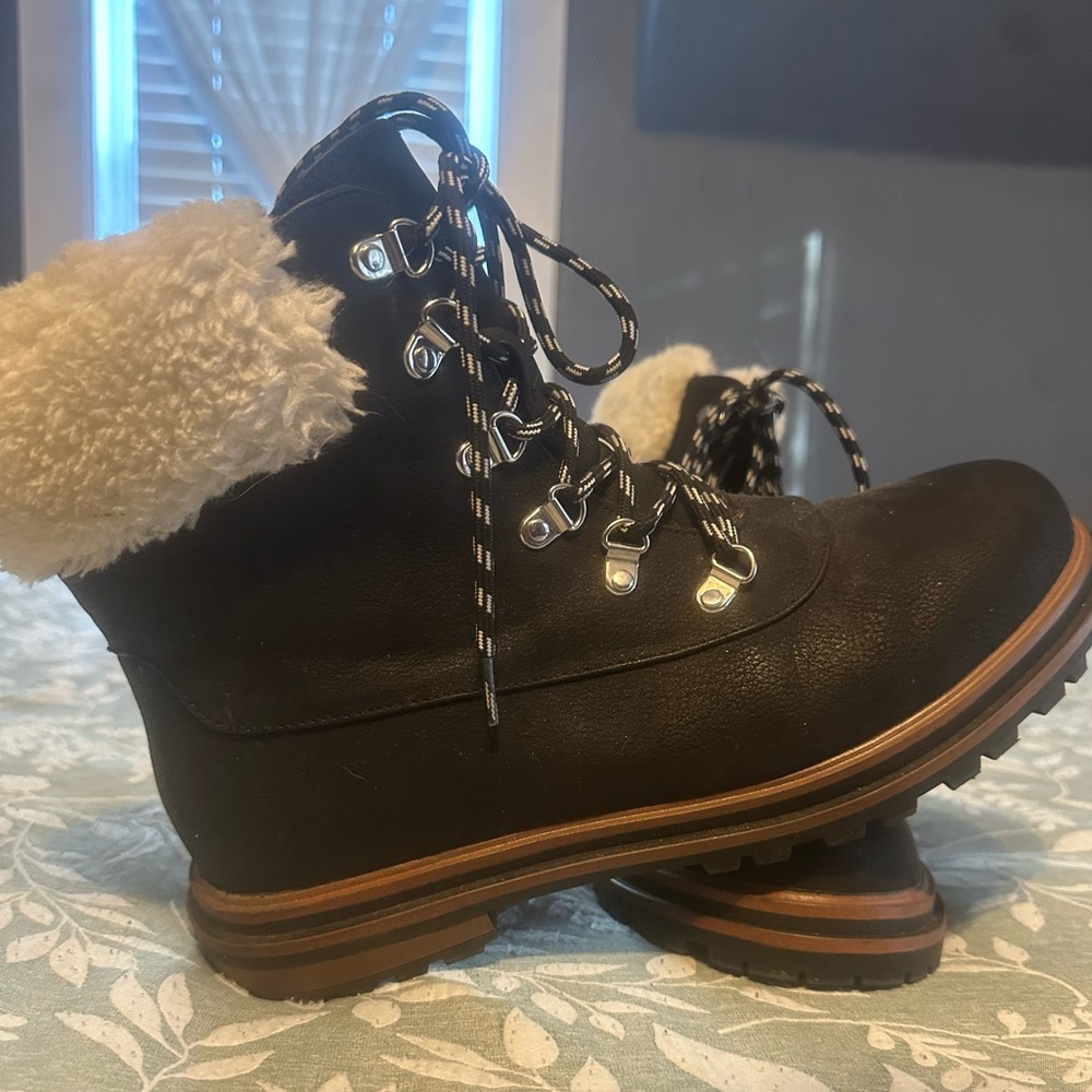 Cozy Black Ankle Boots with Faux Fur Lining